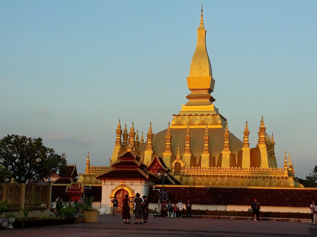 Du lịch Lào, nên đi bằng máy bay...